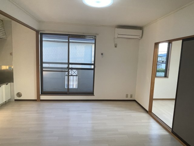 メモリーハイムAの居間・リビング|使いやすい居間です