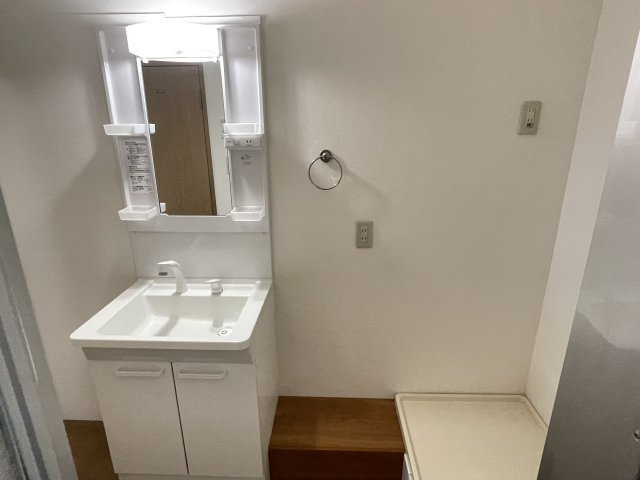 メモリーハイムAの独立洗面台|独立洗面台、小物を置くことができて便利です