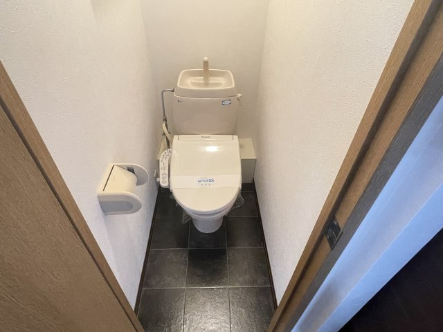 メモリーハイムAのトイレ|ゆったりとした空間のトイレです