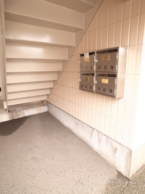 【エントランス】 | 末広サンフレアA | 集合ポストは階段の下に設置してあります！