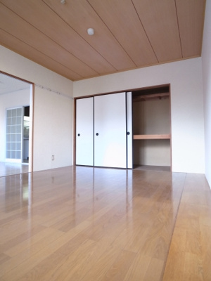 【居間・リビング】 | 末広サンフレアA | とても広々としています♪※同物件、別部屋イメージ画像