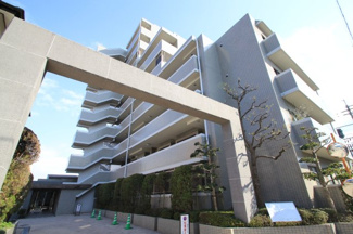 【外観】 | イオン原店まで徒歩2分の好立地。毎日のお買い物が楽になります。小中学校も徒歩圏内なので、子育て中のファミリーにもおススメです♪