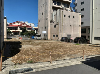 【外観】 | 多くのお店が立ち並ぶ商業地の売地（2023年8月26日撮影）。