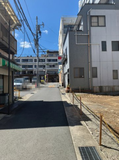 【前面道路含む現地写真】 | 南西側道路（2023年8月26日撮影）。