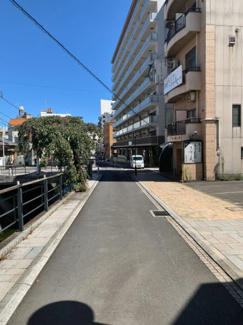 【前面道路含む現地写真】 | 北東側前面道路（2023年8月26日撮影）。
