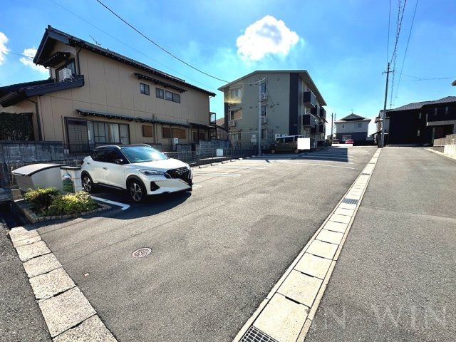 オアシス西小鷹野の駐車場