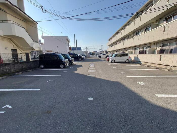 ファミリーメイト矢田 B棟の駐車場