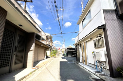 【前面道路含む現地写真】 | 伏見区深草十九軒町　中古テラスハウス | 小中学校・保育機関・児童公園が徒歩10分以内と子育て世代の方にもおすすめの物件です。ぜひ、一度ご内覧下さいませ！お問合せはお気軽に♪