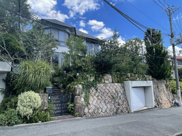 西宮市苦楽園三番町の前面道路含む現地写真