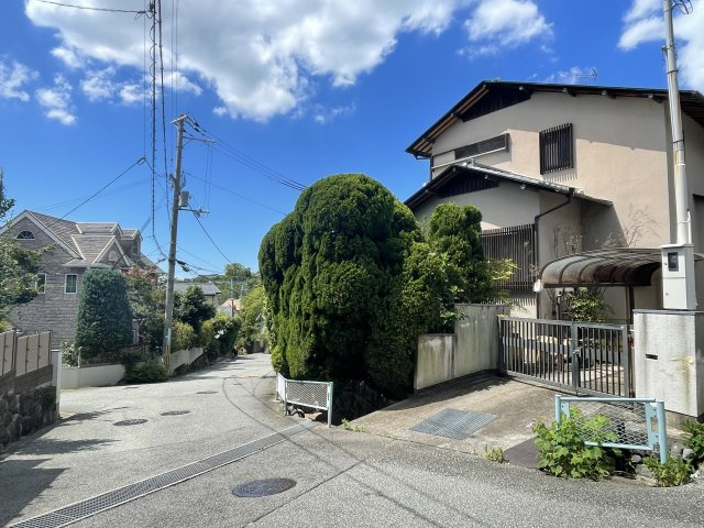 西宮市苦楽園三番町の前面道路含む現地写真