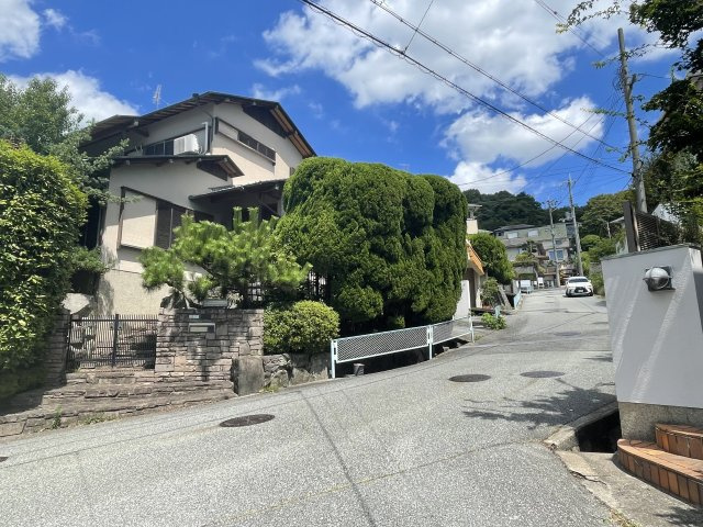 西宮市苦楽園三番町の前面道路含む現地写真