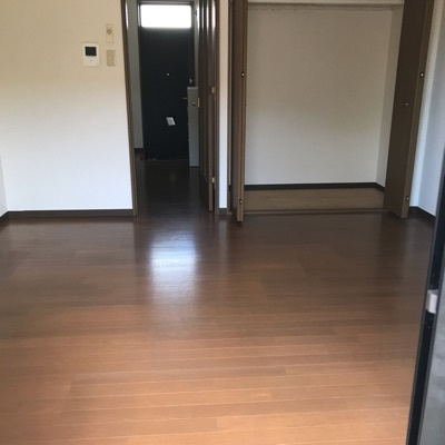 レジデンス・キドの玄関|こちらの居間で趣味の時間をお楽しみください