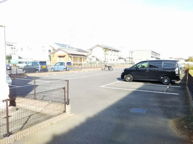 レオパレスプリウスの駐車場