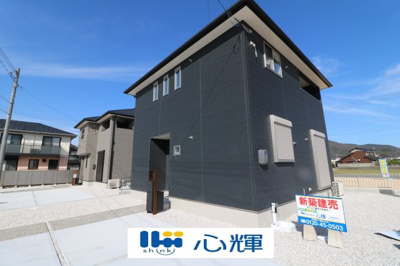 【外観】 | サンコート防府市岸津２丁目（１号地） | 明るい日差しが差し込む現地。車もゆったり駐めることができます。ぜひ現地をご覧ください。
