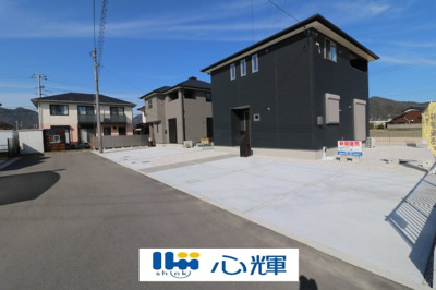 【前面道路含む現地写真】 | サンコート防府市岸津２丁目（１号地） | 整備された道路に面する現地は、コミュニティー以外の方々の出入りも少なく、お車の出し入れも楽々です。
