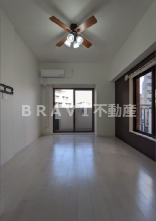 Luxe森之宮 BRAVI不動産の居間・リビング|【Luxe森之宮】ファン付き照明のリビングです