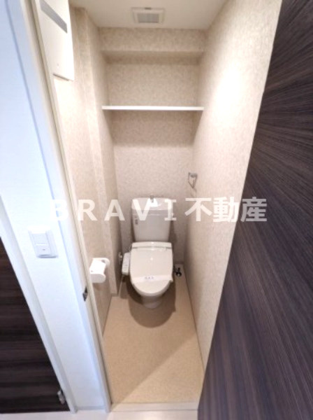 Luxe森之宮 BRAVI不動産のトイレ|【Luxe森之宮】棚付きのトイレで便利