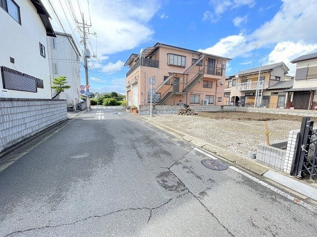 三郷市早稲田8丁目　新築戸建　全1棟の前面道路含む現地写真|前面道路含む現地写真です。