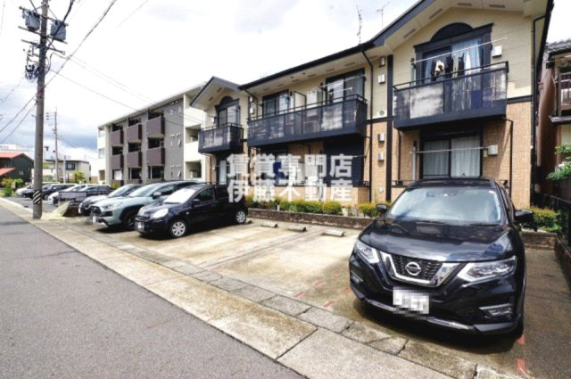 カルムメゾンの駐車場|敷地内駐車場空き無し（2023.08.27付）※近隣月極駐車場をお探し致します