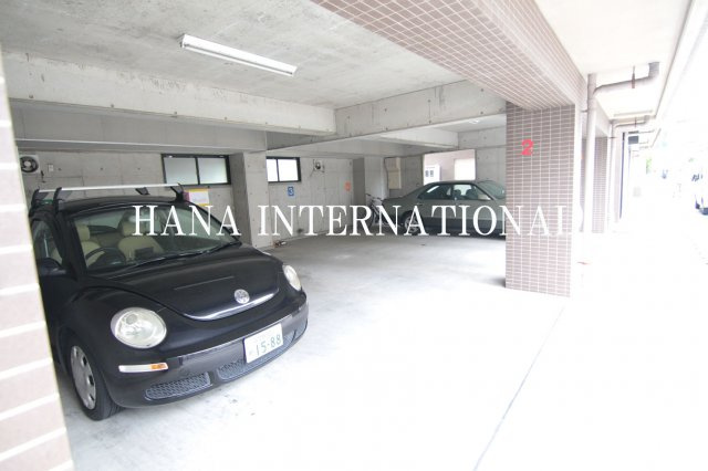 ワイズスクエアⅡの駐車場