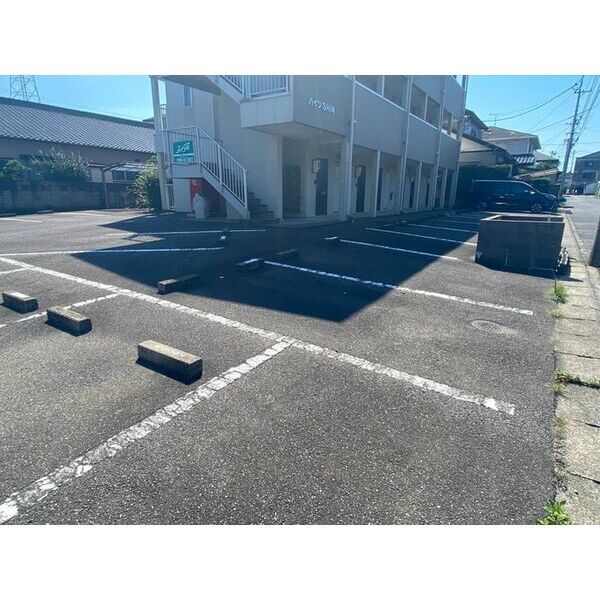 ハイツSHINの駐車場