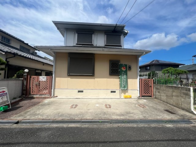 四條畷市岡山東4丁目中古戸建ての外観|お部屋から駐車場が見えるので安心ですね。