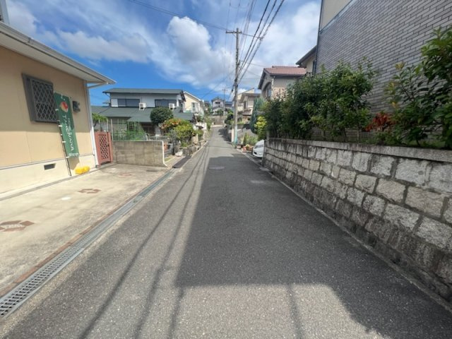 四條畷市岡山東4丁目中古戸建ての前面道路含む現地写真|閑静な住宅街になります。