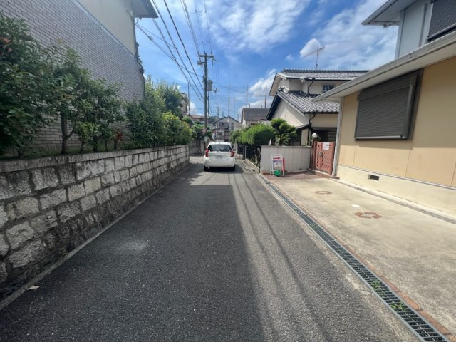 四條畷市岡山東4丁目中古戸建ての前面道路含む現地写真|交通量少なめです。閑静な住宅街になります。