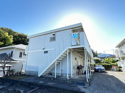 【外観】 | ピアジュネス | 小田急多摩線「栗平」駅まで徒歩10分！緑豊かな住宅地にある1フロア2住戸の2階建てアパートです♪