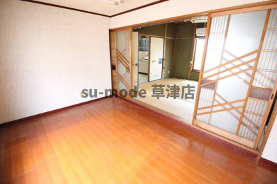 【居間・リビング】 | 大津市里3丁目戸建 | ゆったりとしたリビングです