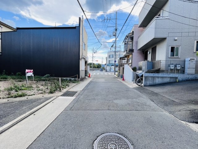太秦一ノ井町　条件無土地の前面道路含む現地写真