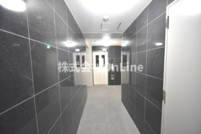 八尾市本町５丁目の賃貸マンションのロビー