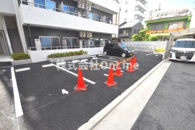 八尾市本町５丁目の賃貸マンションの駐車場