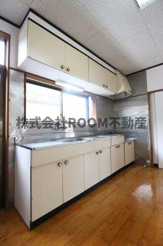 今村貸家のキッチン|コンパクトなキッチンで掃除もラクラク