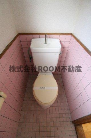 今村貸家のトイレ|落ち着いた色調のトイレです