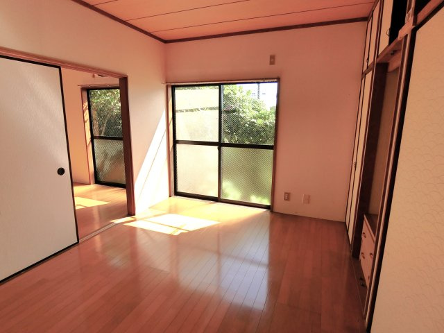 光ハイツの洋室