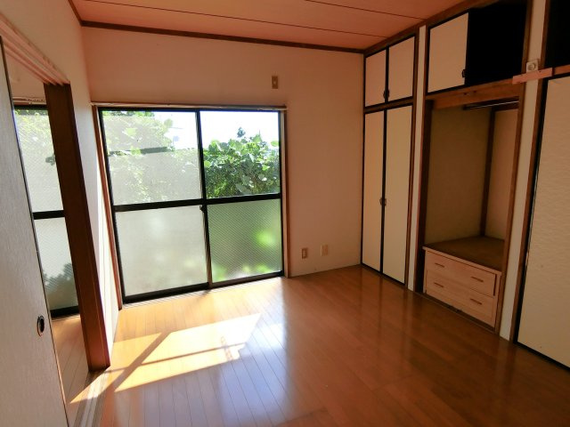 光ハイツの洋室