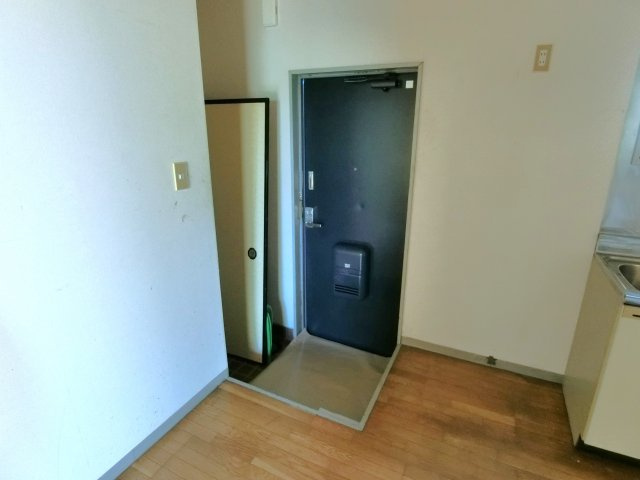 光ハイツの玄関