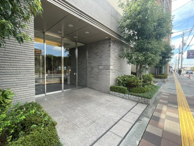 コスモ住道駅前のエントランス