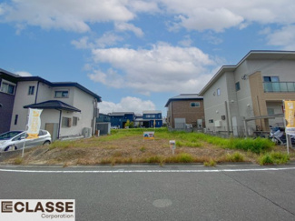 【前面道路含む現地写真】 | 木津川市城山台11丁目　売土地　建築条件付き | ・参考プラン価格：2540万（別途外構費310万、造成費等84万）
・建物価格は参考価格になります。
（弊社標準建物30坪で計算した価格です）
・参考プラン延床面積：100.44㎡