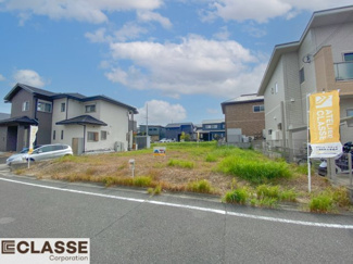【前面道路含む現地写真】 | 木津川市城山台11丁目　売土地　建築条件付き | 弊社は、気密測定器を保有しており、自社での気密測定を実現しております。気密処理をし、気密測定まで標準でさせていただいております。