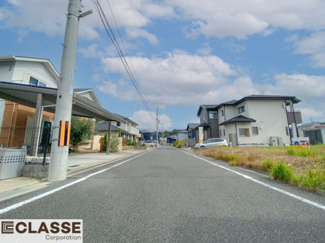 【前面道路含む現地写真】 | 木津川市城山台11丁目　売土地　建築条件付き | 自由設計になりますので設計士と直接お話していただきオンリーワンのおうちづくりが可能です！需要の多いランドリールームも実現可能です。一緒に楽しくお家づくりをしていきましょう！