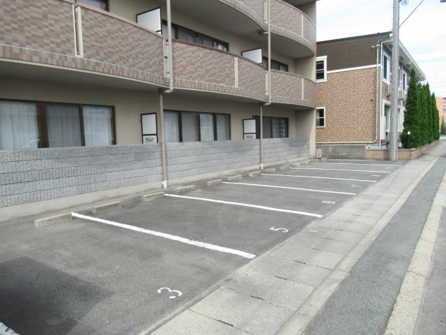 ロジュマンあかねの駐車場