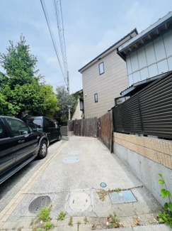 【駐車場】 | 車好きのパパにはうれしい広さのヵースペース、休日には自慢の愛車を思う存分メンテナンス。