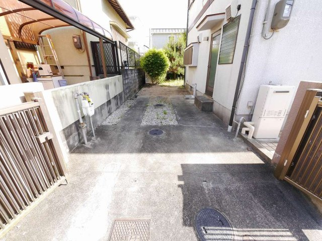 広陵町1丁目戸建の駐車場|縦列2台分（サイズ現地要確認）
