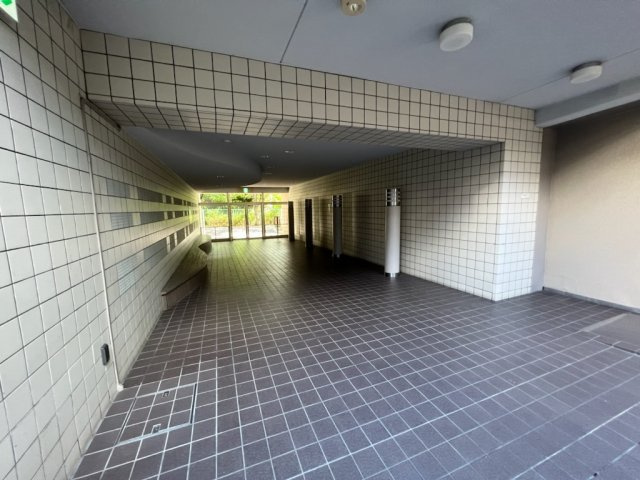 アドリーム交野のエントランス|落ち着いたエントランスです♪♪