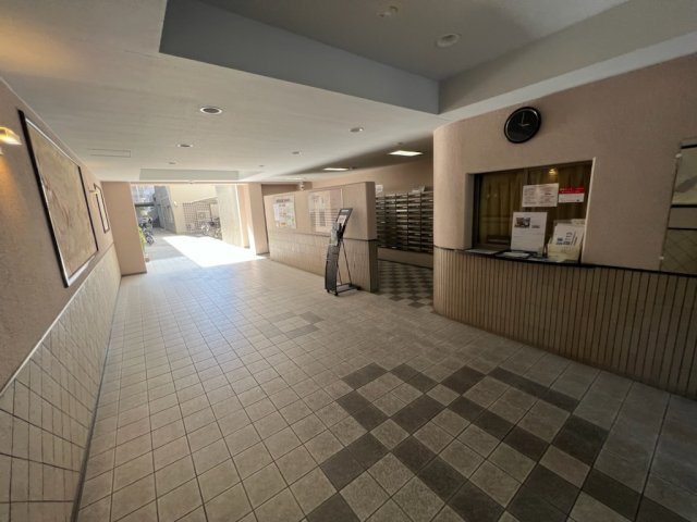 アドリーム交野のエントランス|建物の内部です管理人さんがいらっしゃいます♪♪
