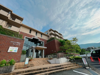 【外観】 | 2021年に大規模修繕工事完了しております。階数があるマンションよりも耐久性が高く、地震にも強く安心です。重厚感のある外観に高級感溢れるエントランス。周辺緑が多く落ち着いた環境で生活できます♪