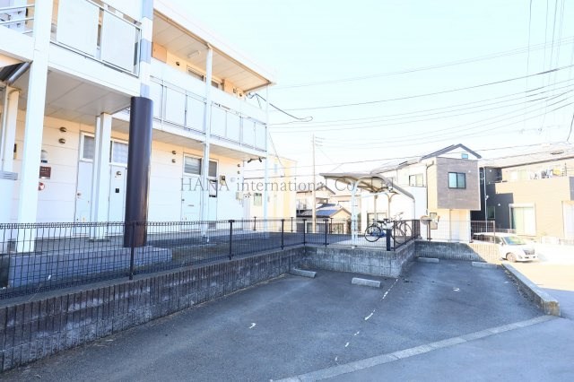 羽鳥弐番館の駐車場