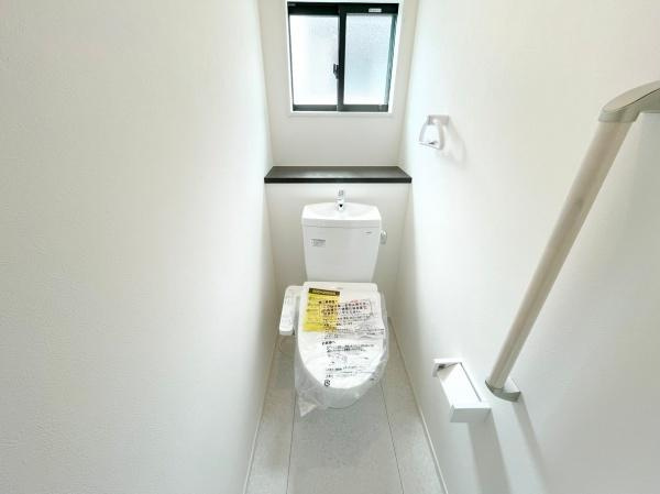 泉南市新家　2期　未入居のトイレ|落ち着いた色で統一されたトイレ！